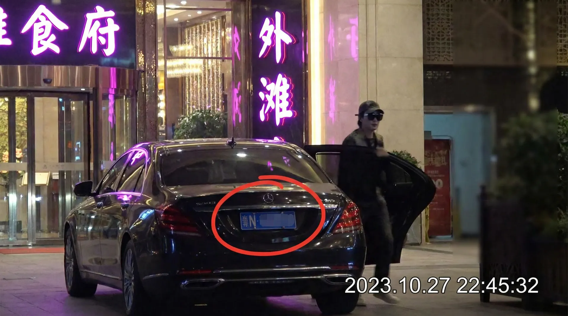 haha体育官网 - 豪车餐厅外被拍